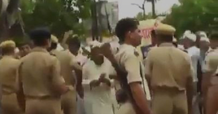 ভারতে মসজিদ ভাঙ্গার প্রতিবাদে আন্দোলনরত মুসলমানদের উপরে পুলিশের প্রহার?